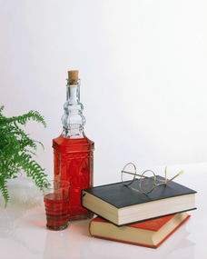 生活日常里的静谧时光 精油、书本与眼镜的温柔相伴